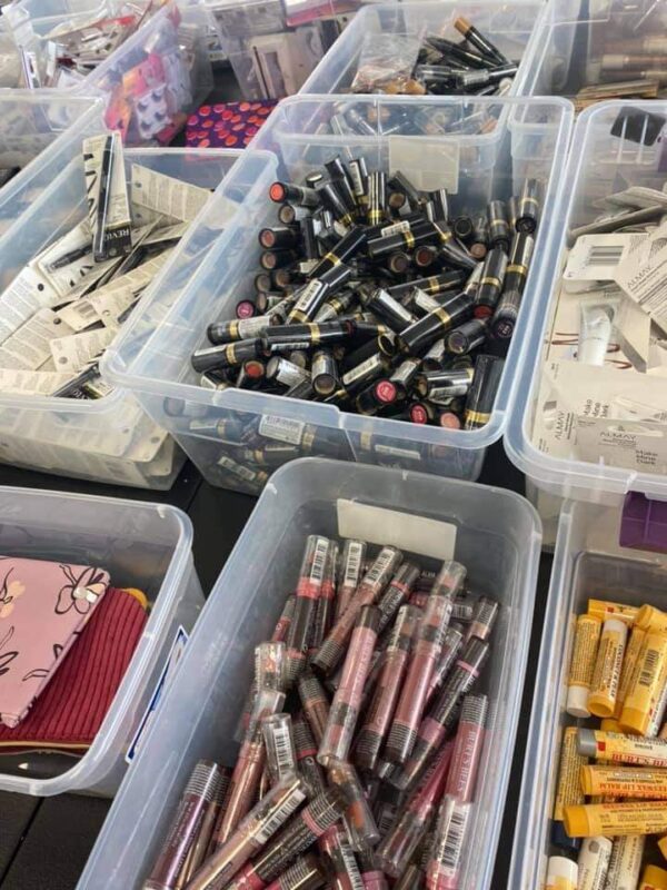405924437_279482728406671_3293559805151186550_n-3 All In One Makeup Pallet