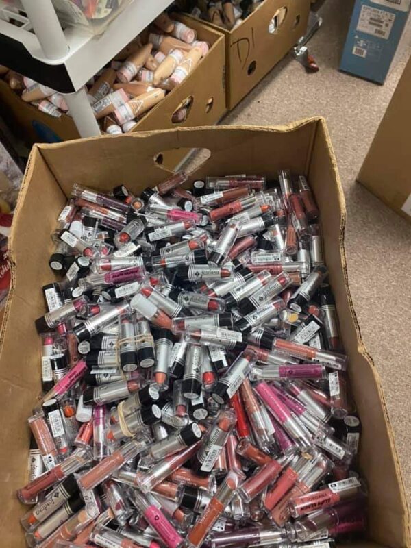 442475865_332343393210651_4460905656502117173_n-2 All In One Makeup Pallet